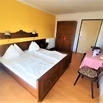 Guest house Schwartzwirt Neusiedl am Steinfelde